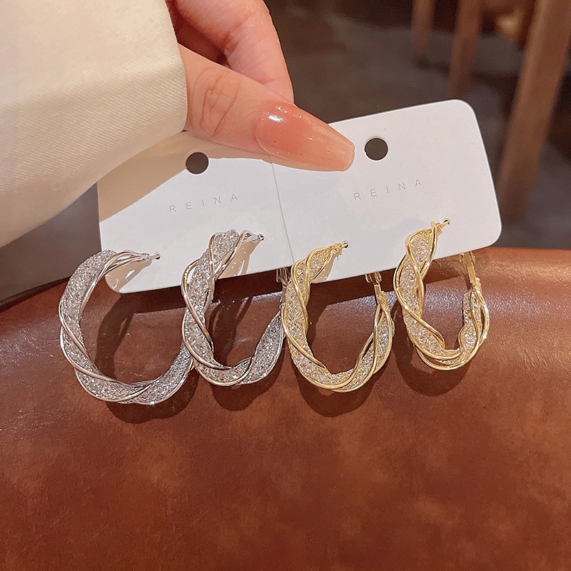 Anting Tusuk Bentuk C Model Twisted Hollow Aksen Kristal Bahan 925 silver needle Untuk Wanita