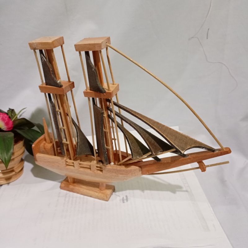 RB Miniatur Kapal Pinisi Dewaruci Bahan Kayu Mahoni Ukuran Kecil Panjang 25 Cm (Packing Buble Wrap)
