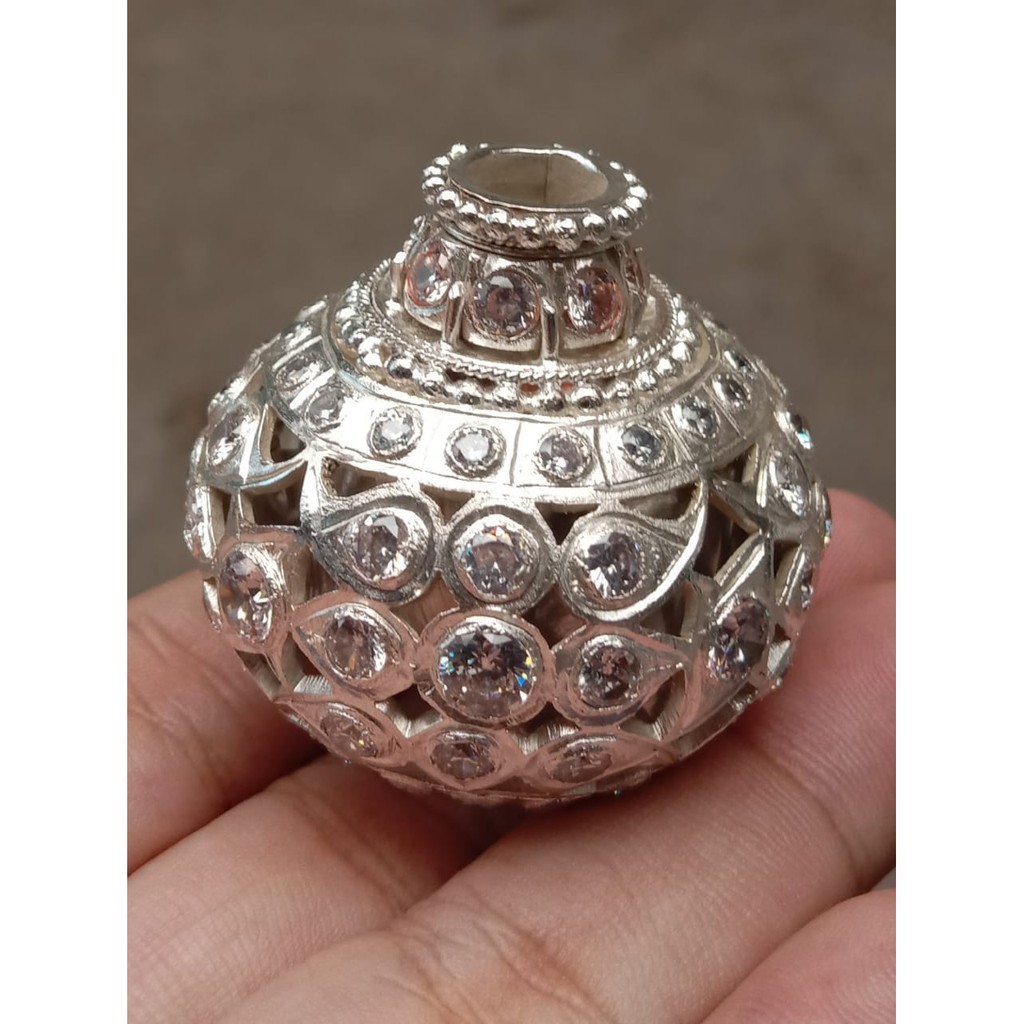 Medak selut keris Warna perak Mata putih