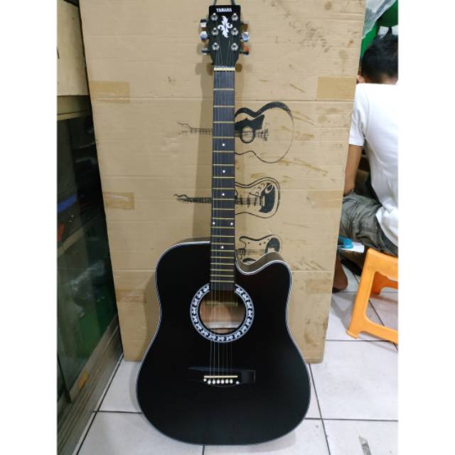 Gitar Akustik Merk  Yamaha Tipe F1000 Warna  Hitam  Doff  