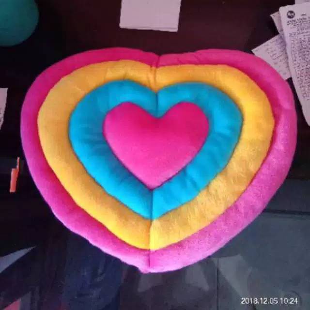 Bantal love pelangi.