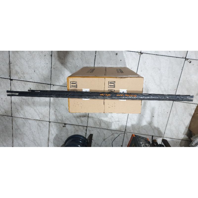PELIPIT KACA AVANZA LAMA KOMPLIT 1 SET