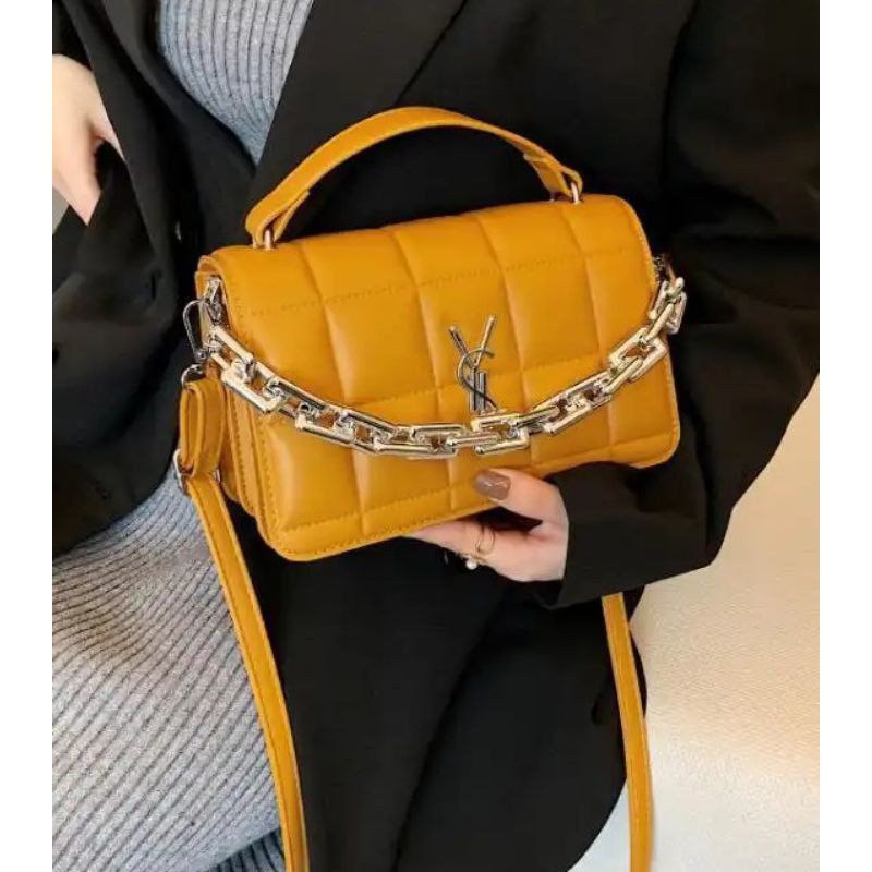 

Kode: ELJ 5423IDR : 138 rbBahan : Kulit PUukuran: 15 x 23 x 8 cm