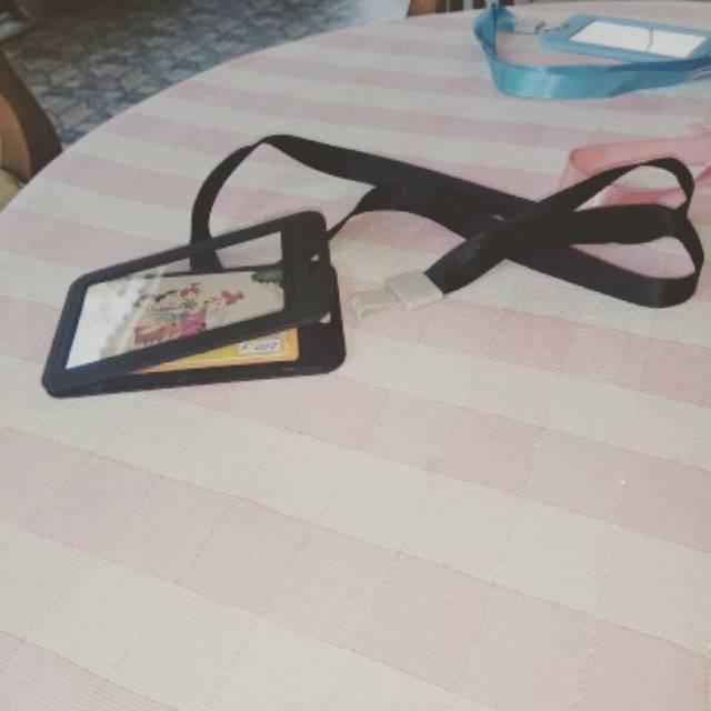 

Id card holder hardcase anti percikan air dua sisi transparant name tag good quality