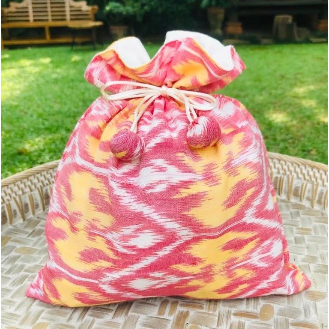 

✨ BISA COD ✨ Gift Bag Motif Ikat Medium Size - Cheshire - Motif B