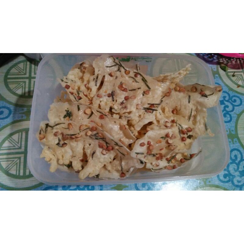

Rempeyek kacang super krezz,endull dengan toping kacang yang enak ditambah daun jeruk yang wangi