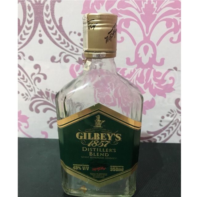 Botol Gilbey’s untuk pajangan