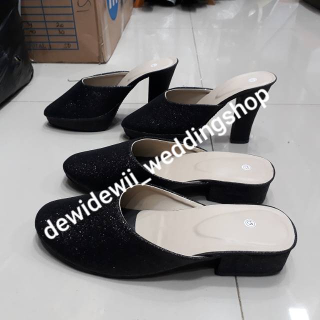 Dua pasang selop gliter pengantin, warna hitam