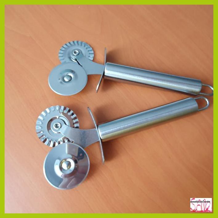 

GNOTOMEP- BAKEST PIZZA AND PASTRY ROLLER CUTTER 2IN1 / PEMOTONG PIZZA -ASLII.