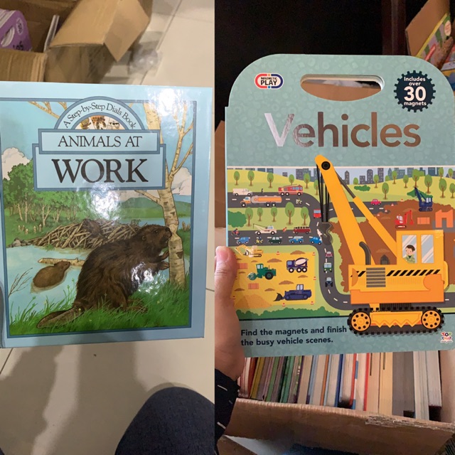 Buku magnet Vehicles dan story Animals at work