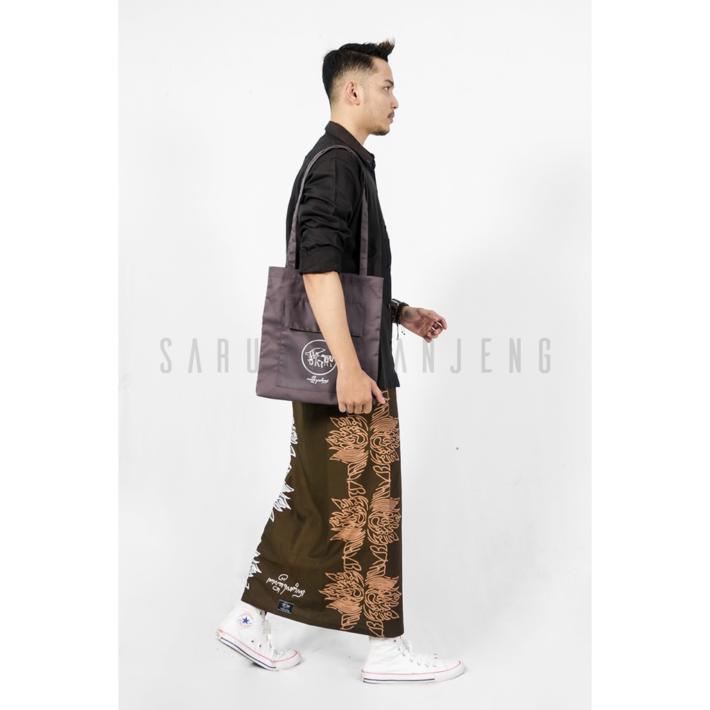 Sarung Kanjeng Sarung Batik Serial Kaligrafi Aksara Motif Tyasing Sasama