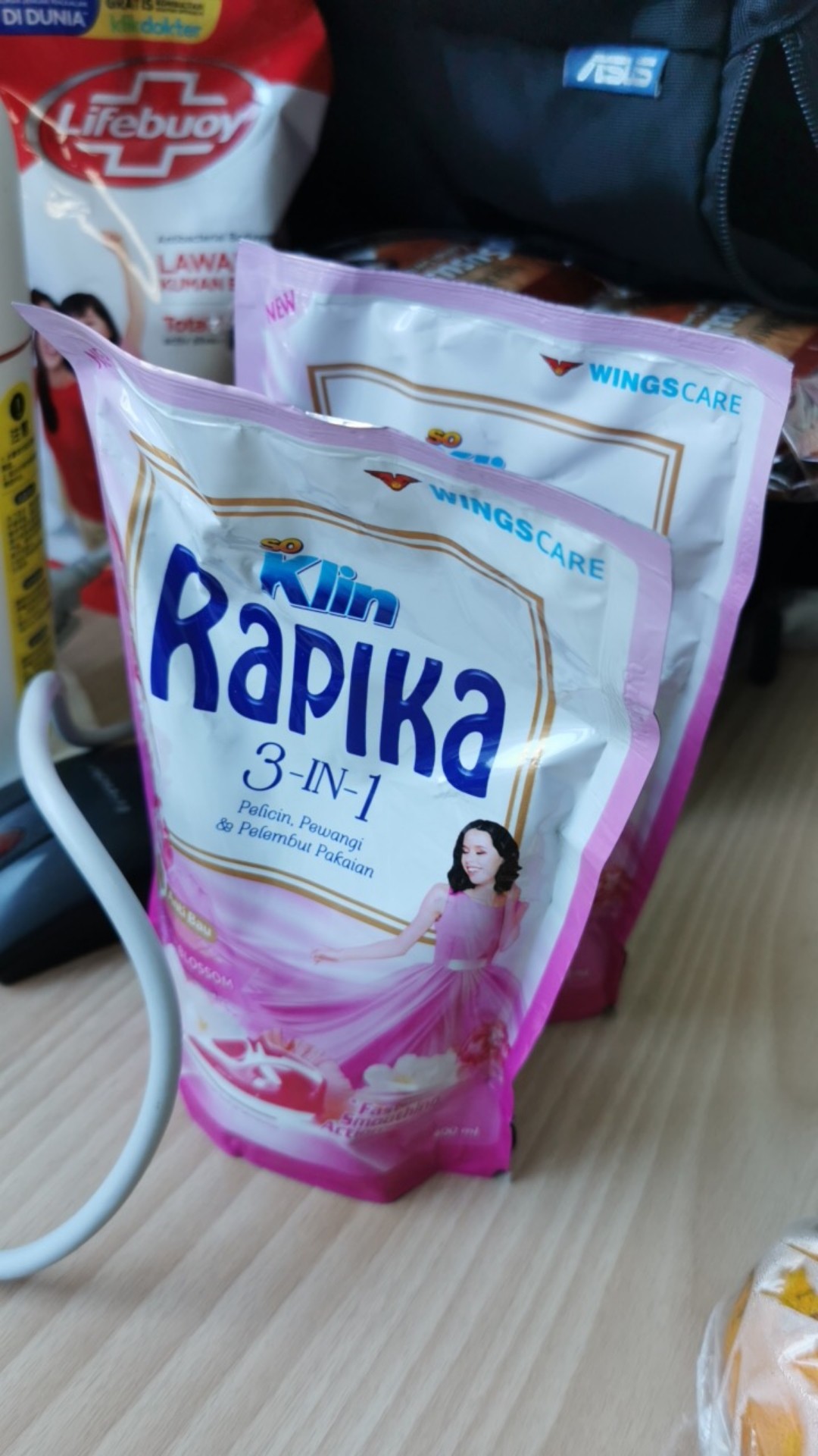Rapika Pelicin Pakaian Forever Blossom Pouch 400ml