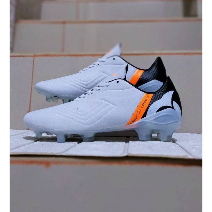 spatu sport dan bola
