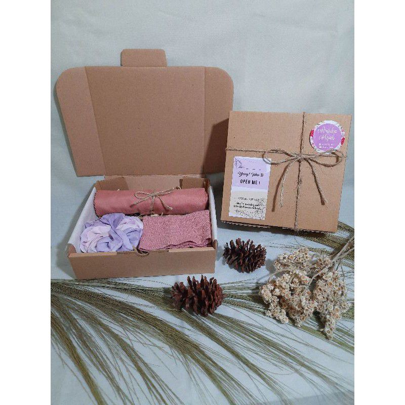 

HAMPERS / GIFT BOX HIJAB