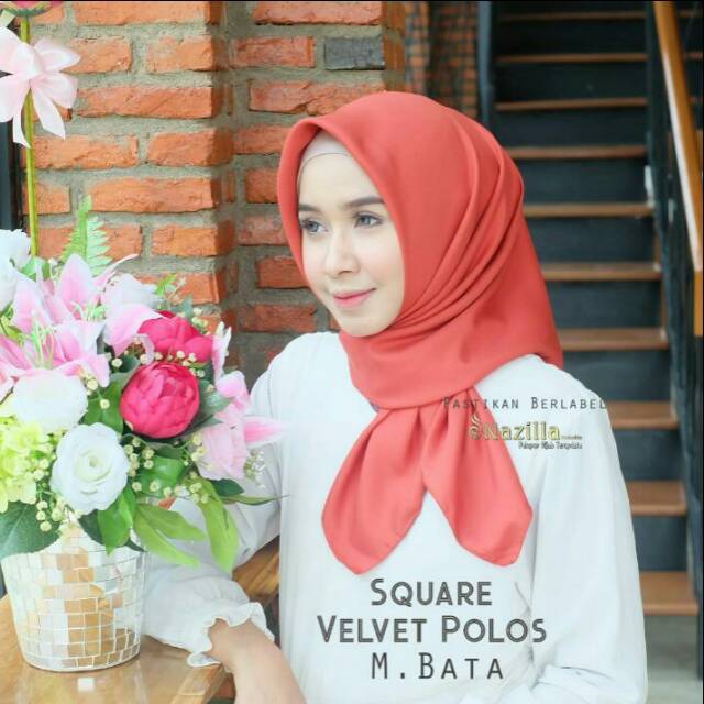 Hijab Segi Empat Velvet Polos Merah Bata