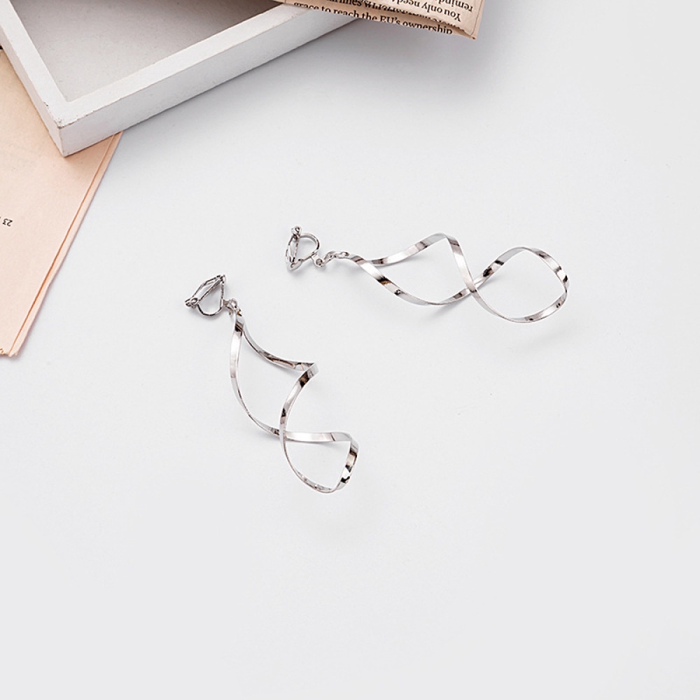 Anting Klip Tanpa Tindik Bentuk Geometri Warna Emas / Silver Untuk Wanita