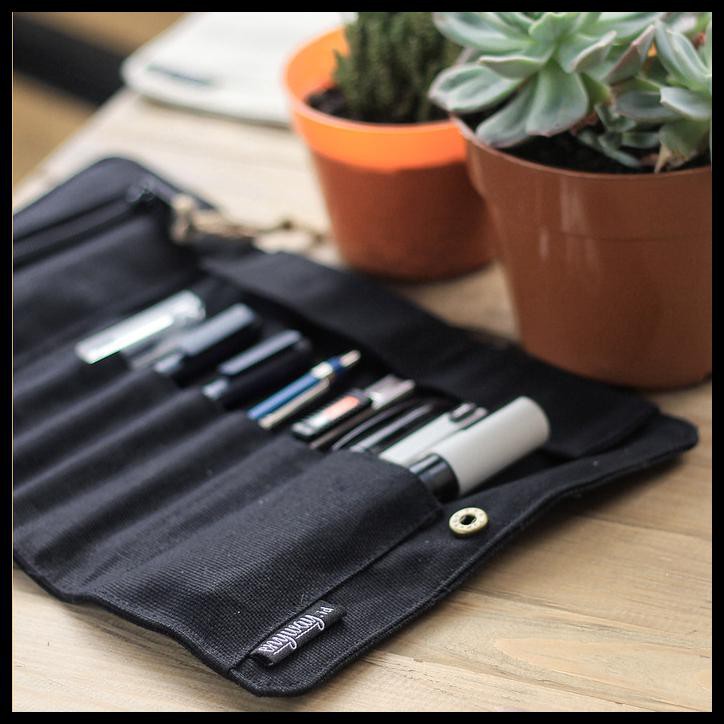 

ROLL UP PENCIL CASE BLACK EDITION - HITAM