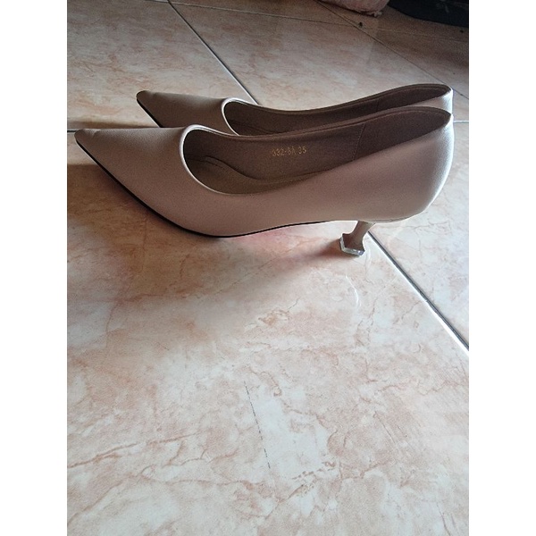 Valerie Sepatu wanita heels. Sepatu kantor preloved