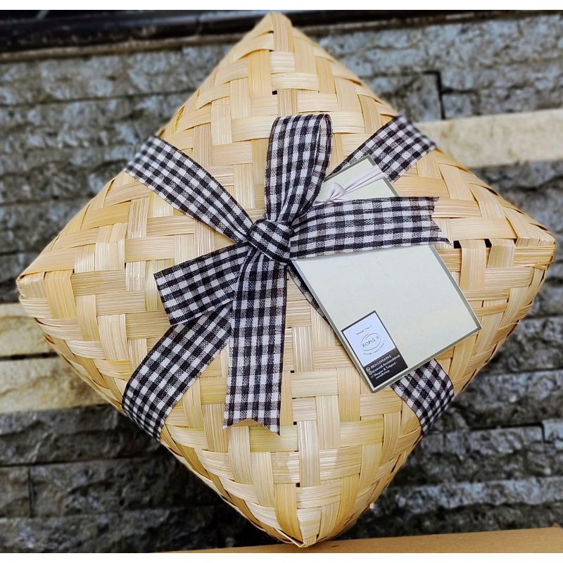 

Besek Bambu (HAMPERS) + Pita + Kartu Ucapan