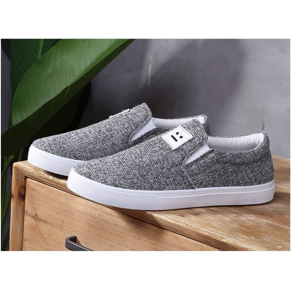 Sepatu Sneakers Slip On Wanita Tanpa Tali Cocok Saat Santai Bahan Kanvas Spatu Sneaker SlipOn Cewek 