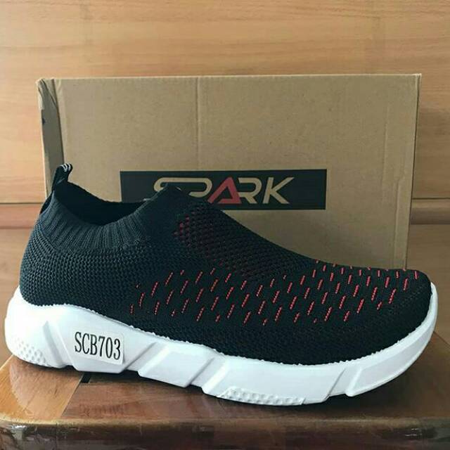 Sepatu running cowok spark