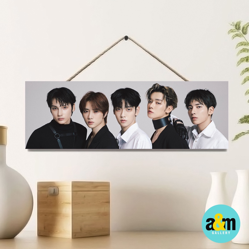 Poster Kayu TXT Ukuran 10 x 30 cm I Hiasan Dinding Dekorasi Kamar I Poster Kayu K-POP Dekorasi Kamar - A&amp;M