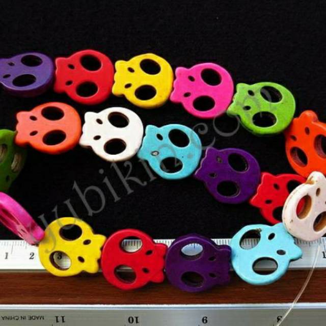 1 String Manik Tengkorak Skull Gepeng 20mm Bahan Batu Howlite Warna Acak
