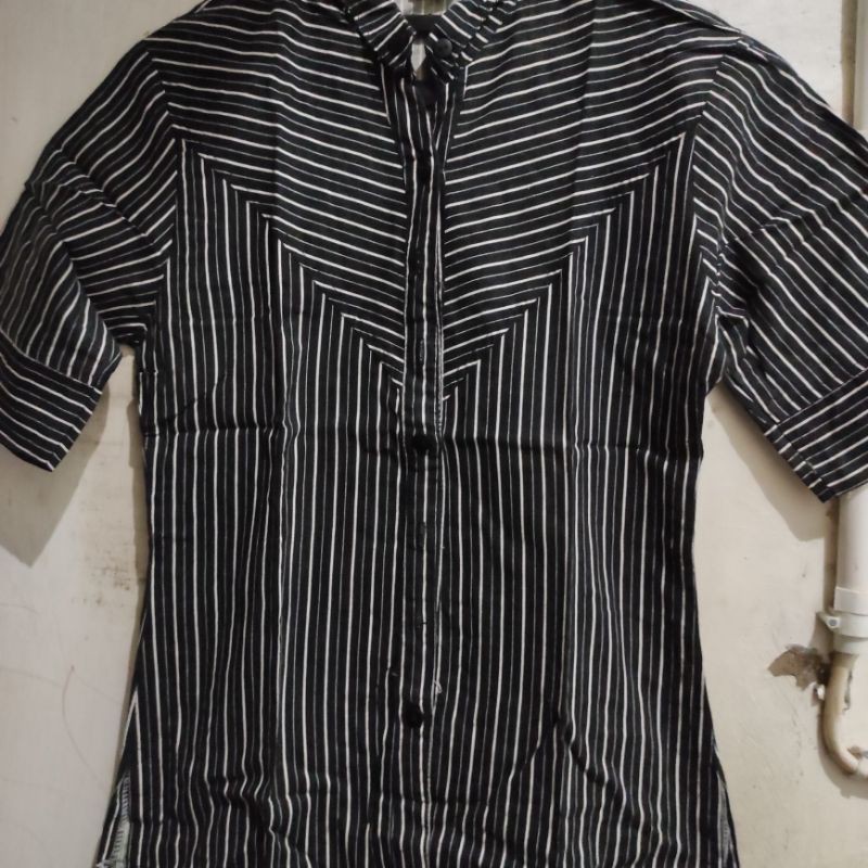 Preloved baju atasan kemeja wanita kancing hitam garis salur monokrom