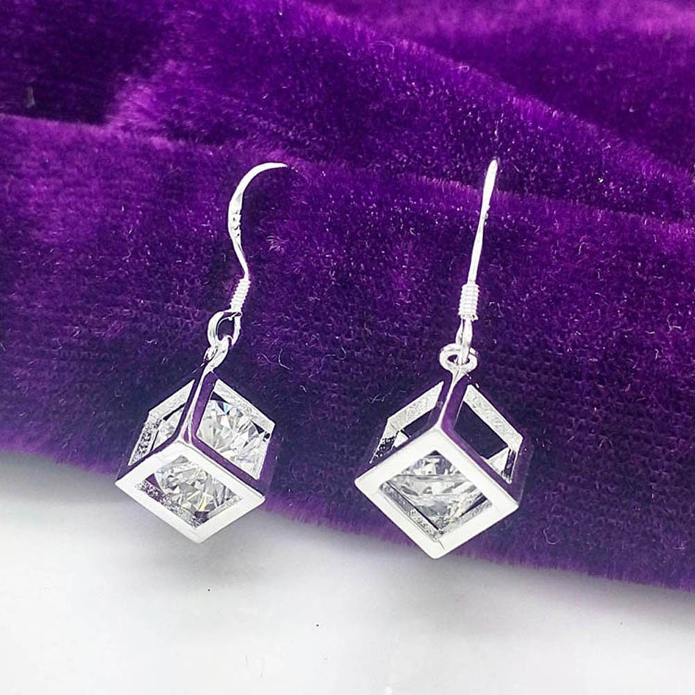 1 Pasang Anting Sterling Silver 925 Bentuk Kubus Kristal