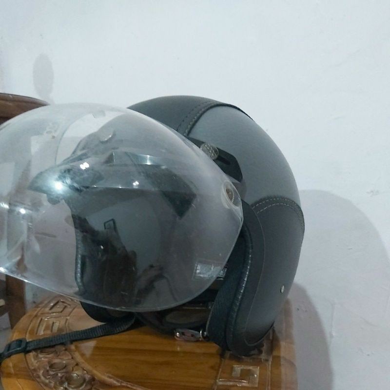 HELM BOGO KACA CEMBUNG KULIT ABU-ABU (preloved)