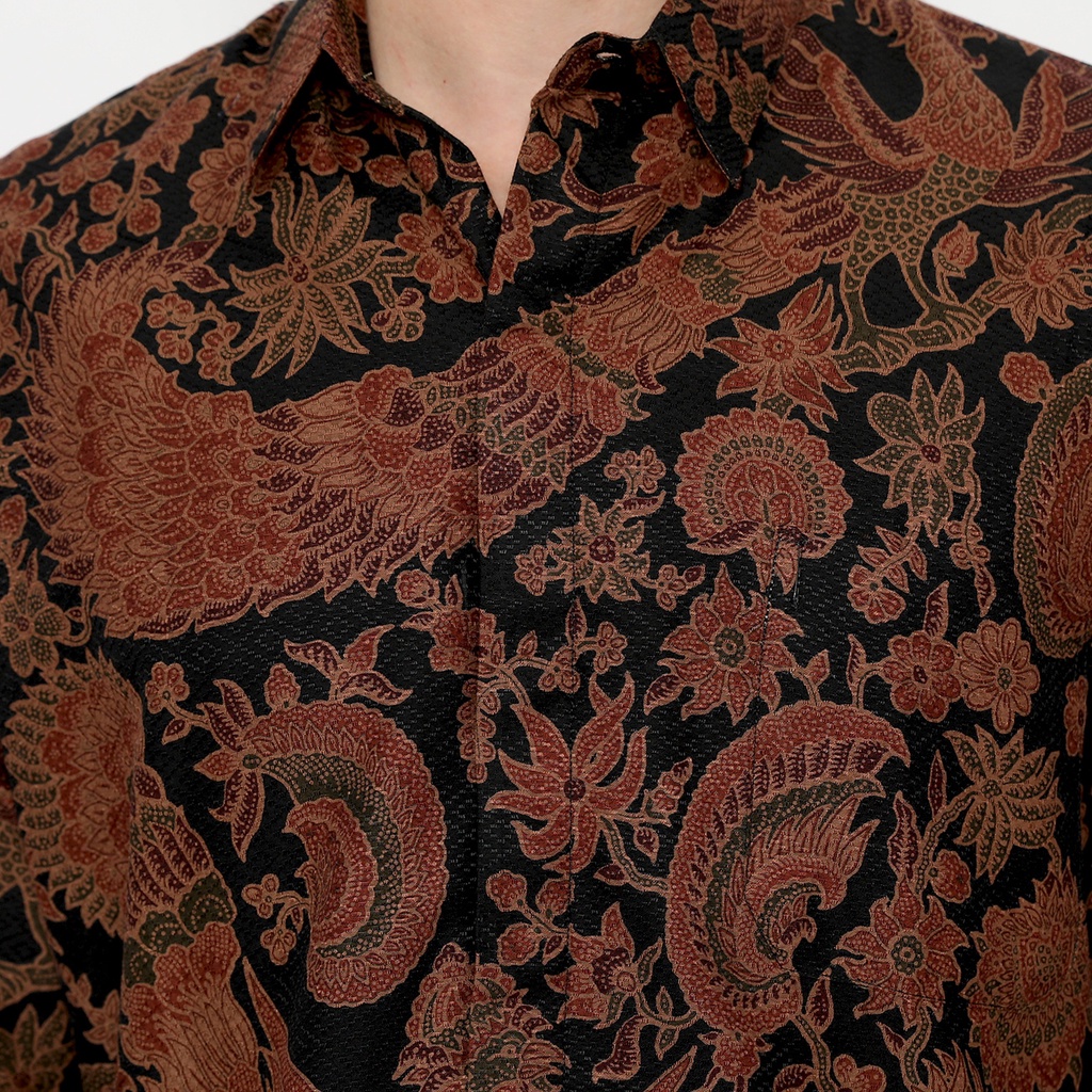 BATIK PRIA LENGAN PANJANG Kemeja Hem Slimfit Premium Motif Merak Warna Hitam Coklat 721008 CAP 72 - Baju Kemeja Atasan Pakaian Setelan Batik Pria Cowok Laki Laki Remaja Keluarga Kantor Lengan Panjang Modern Slimfit Slim Fit Premium Kekinian