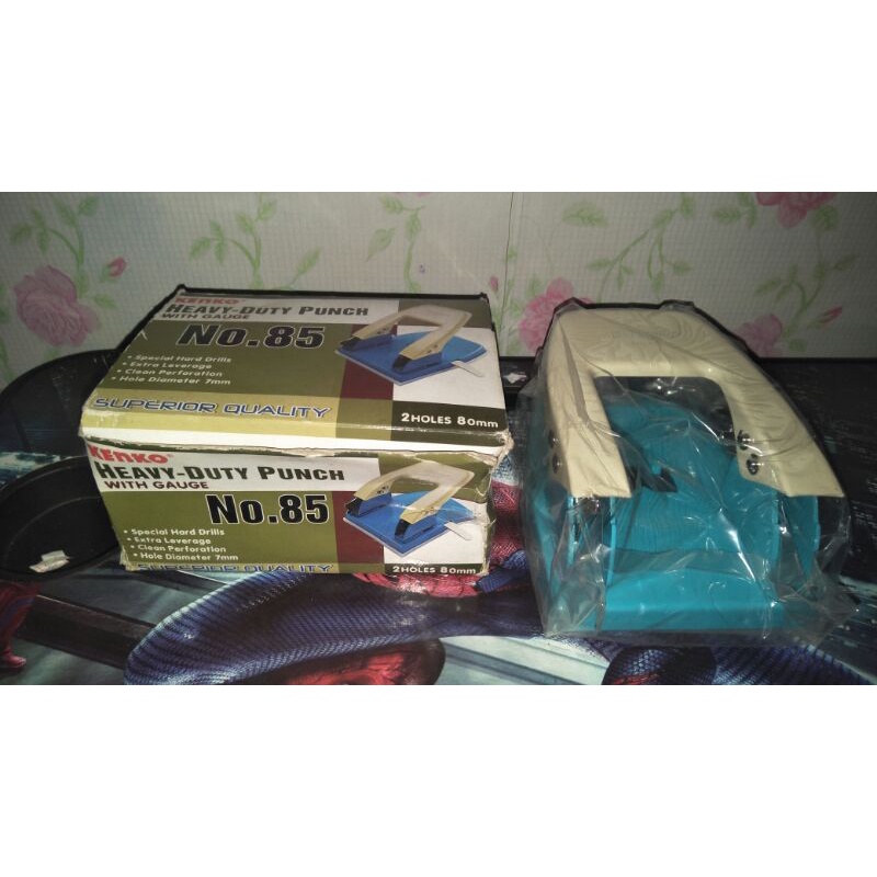 

pembolong kertas size besar