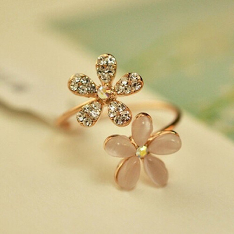 Cincin dengan 2 bunga daisy yang indah