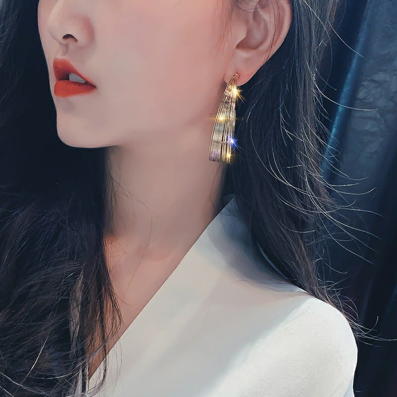 Anting Tusuk Bulat Warna Gold Bahan Metal Elegan