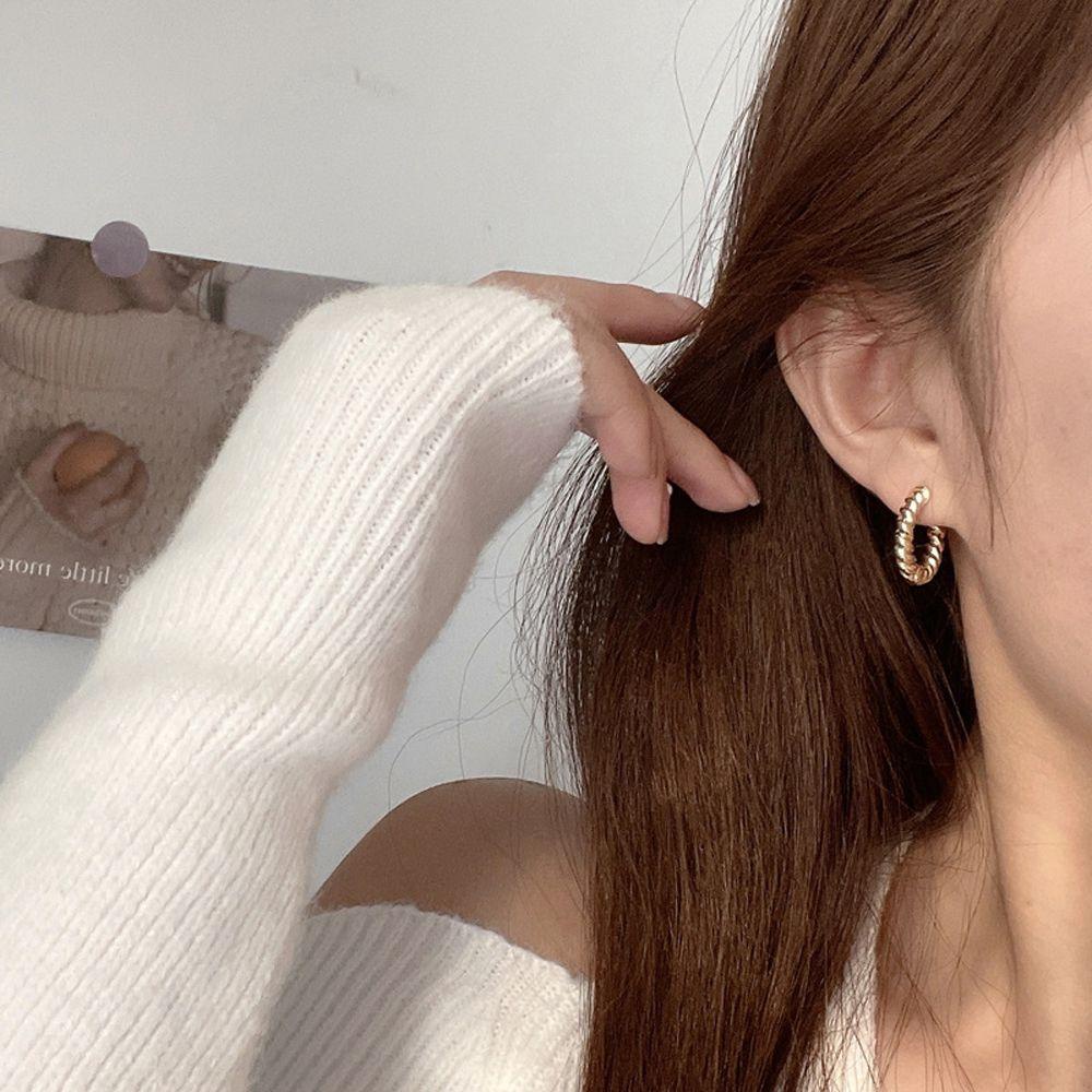 Mxbeauty Anting Logam Elegan Retro Kecil Keren Bentuk Sekrup Anting Gaya Korea Sederhana