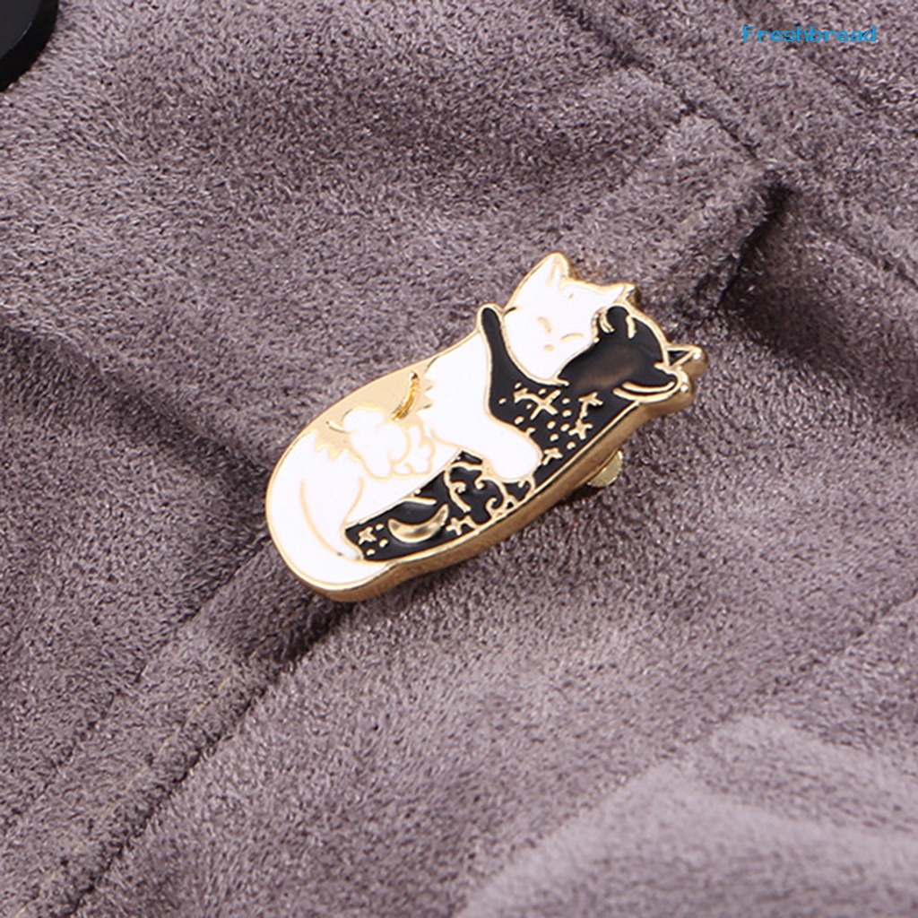 Bros Pin Enamel Bentuk Kucing Hugging Warna Hitam Putih Bahan Alloy Untuk Kerah Jaket Denim