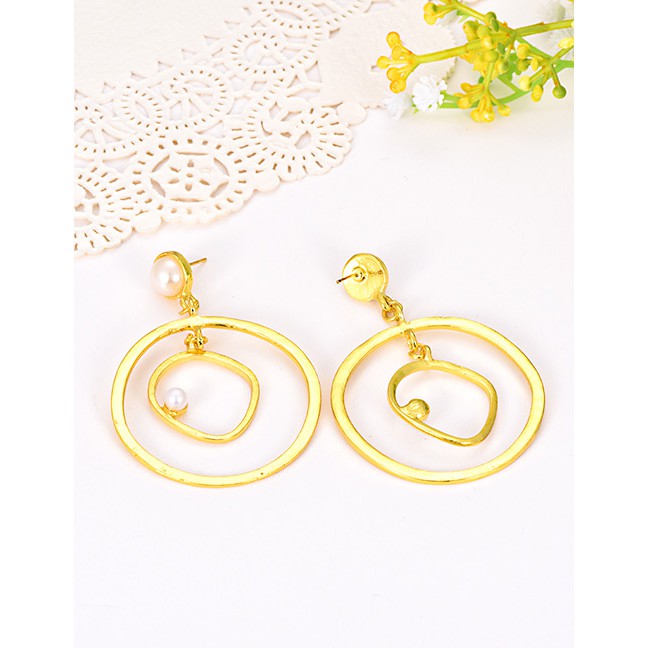 LRC Anting Tusuk Fashion Gold Alloy Pearl Circle Earrings F46821