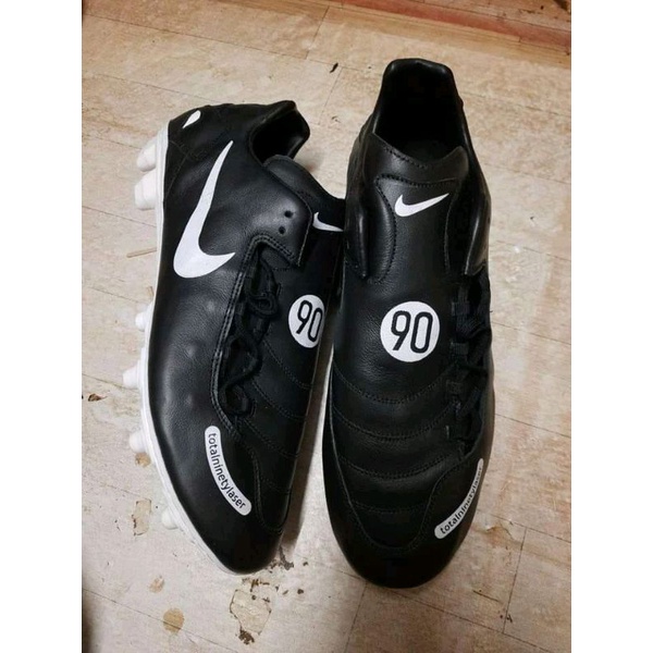 sepatu bola nike total90
