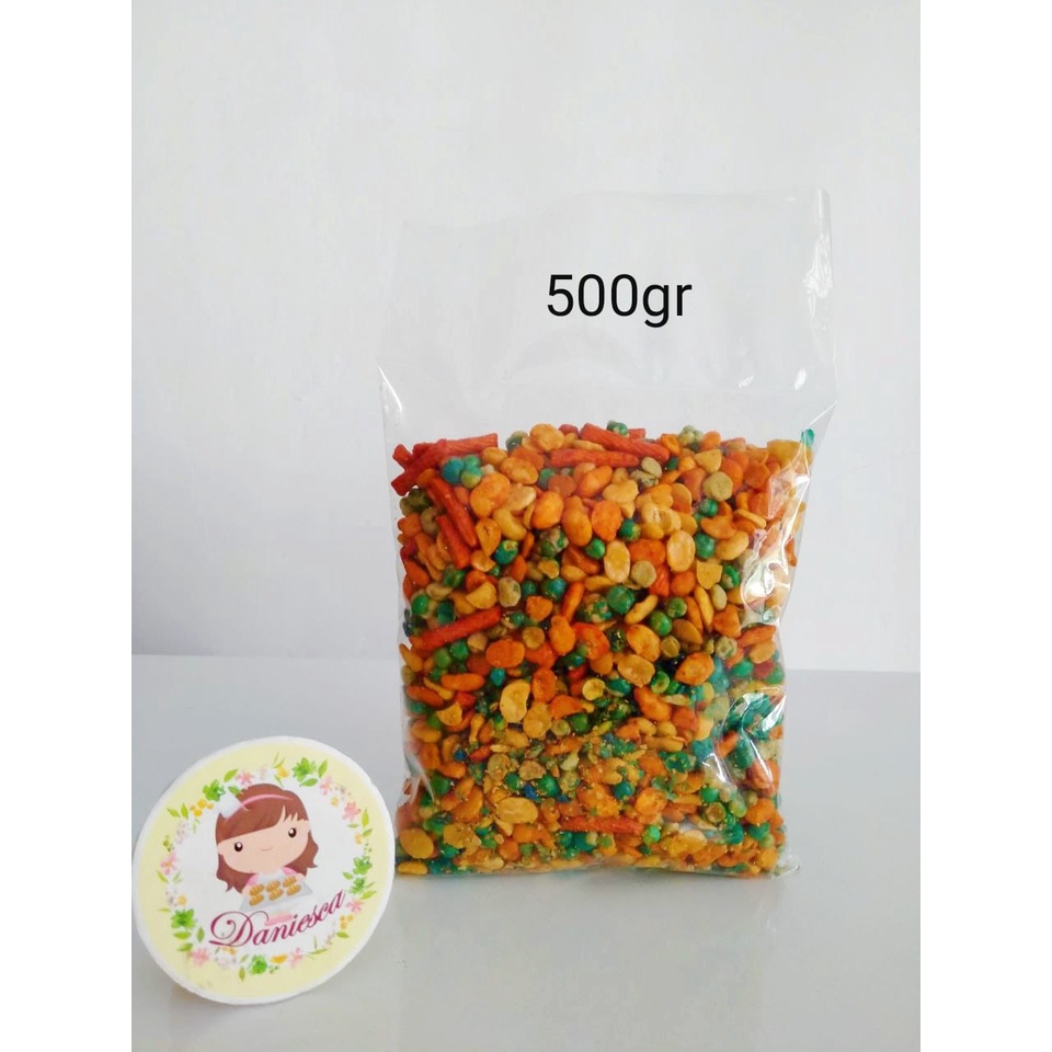 

.500 gr kacang campur asin gurih ( ds bgr )