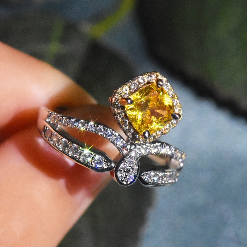 Cincin Bentuk Mahkota Aksen Kristal Warna Silver Untuk Wanita