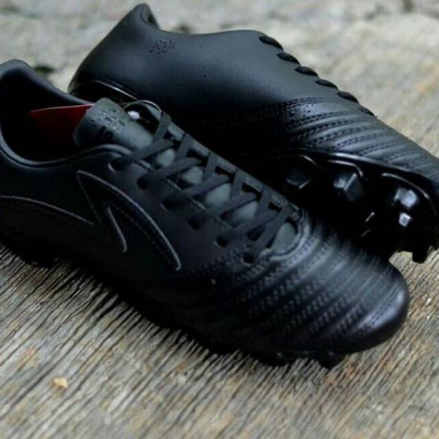 sepatu bola SPECS IOSTA FG all black