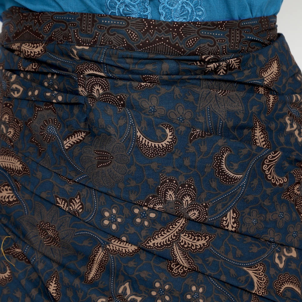 ROK BATIK SPAN Skirt Lilit Kebaya Instan Modern Wanita Motif Kembang Biru 725332 Cap 72 - Rok Batik Lilit Bawahan Skirt Kamen Kebaya Songket Batik Panjang Plisket Span Instan Jadi Bali Lembaran Premium Modern Untuk Wanita Kondangan