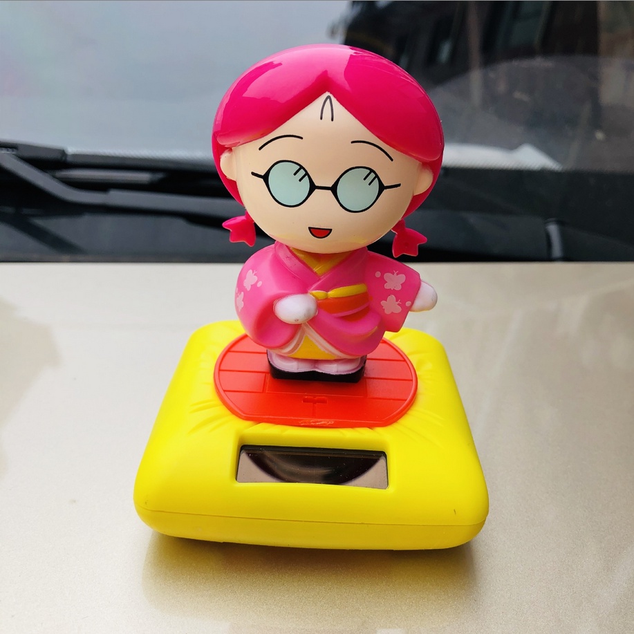 CHIBI MARUKO CHAN n TAMAE HONAMI Boneka Figure Miniatur Pajangan Mobil Solar Power Goyang Kepala Shacking Head