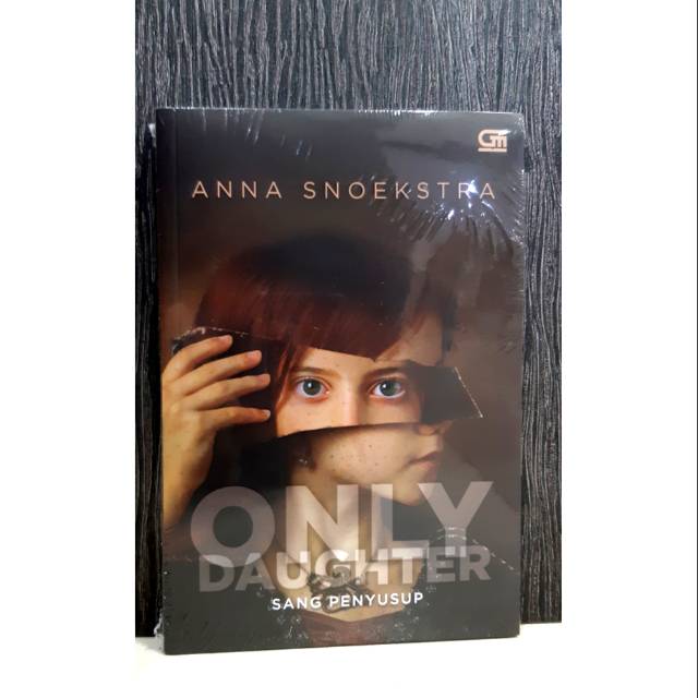 BUKU NOVEL SANG PENYUSUP ONLY DAUGHTER BY ANNA SNOEKSTRA