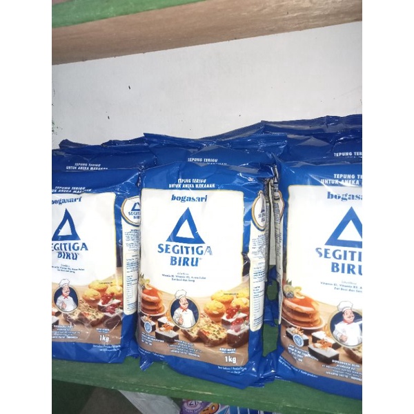

Tepung terigu // segitiga biru // Bogasari 1kg