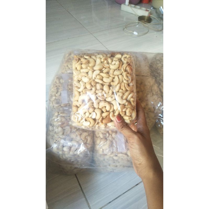 

Kacang Mede sulawesi Utuh 1 Kg Mentah