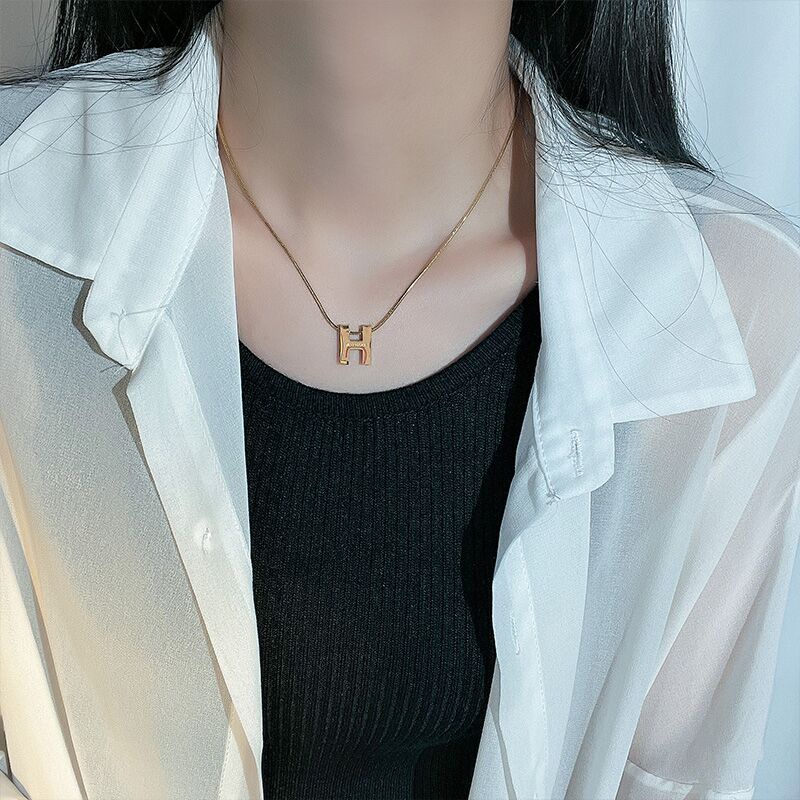 kalung titanium asli Wanita simple Huruf H necklace anti karat Liontin Emas 18k Aksesoris Korea