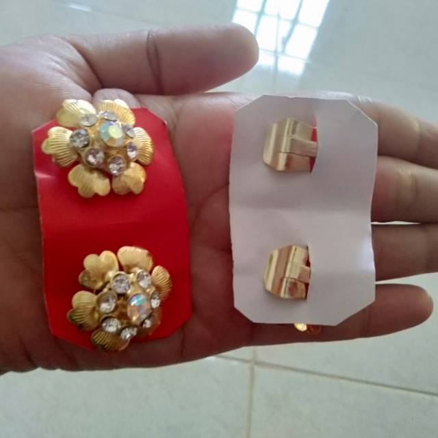 Giwang kelopak bunga