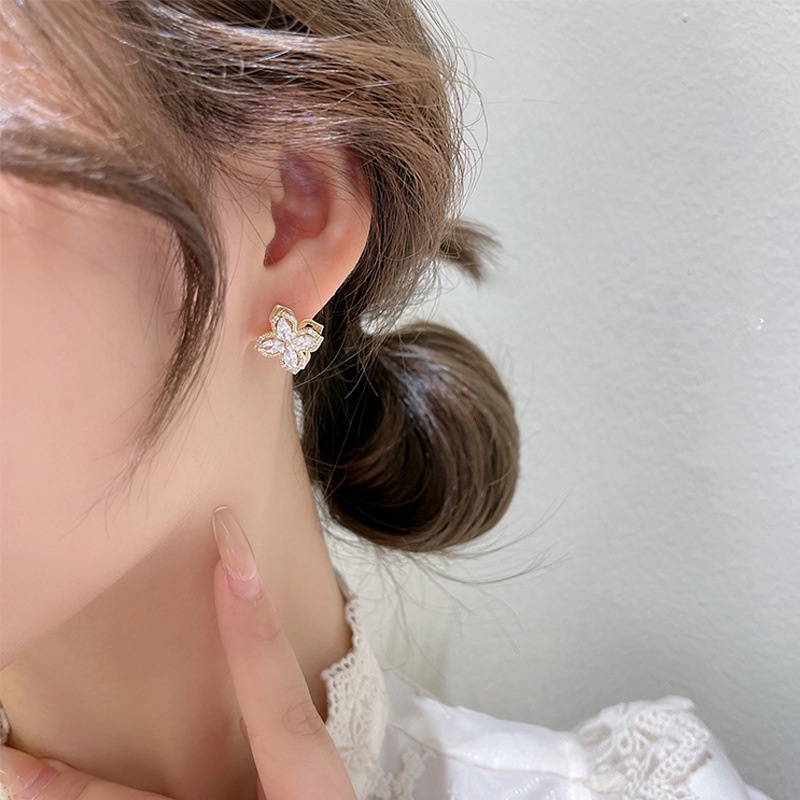 Japan and South Korea New S925 Four-leaf Clover Exquisite Small Earrings Female Summer INS Trend Niche Design Rotatable Temperament Fashion Accessories Jewelry Gifts