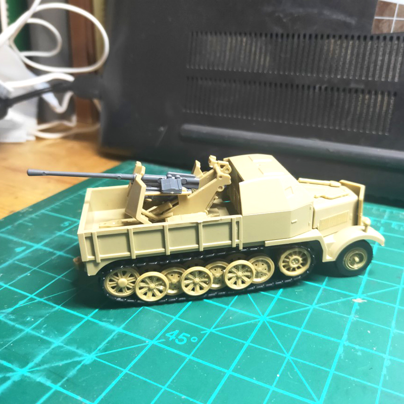 Mainan Rakit Model 4d 1 / 72 Wwii German Sd.Kfz.7 / 2 Half Track Air Defense Armored